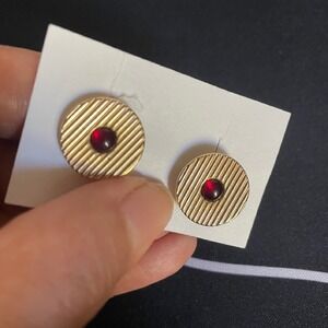 Swank round‎ ribbed striped Gold Tone Cufflinks with Red Stone Accent  Vintage